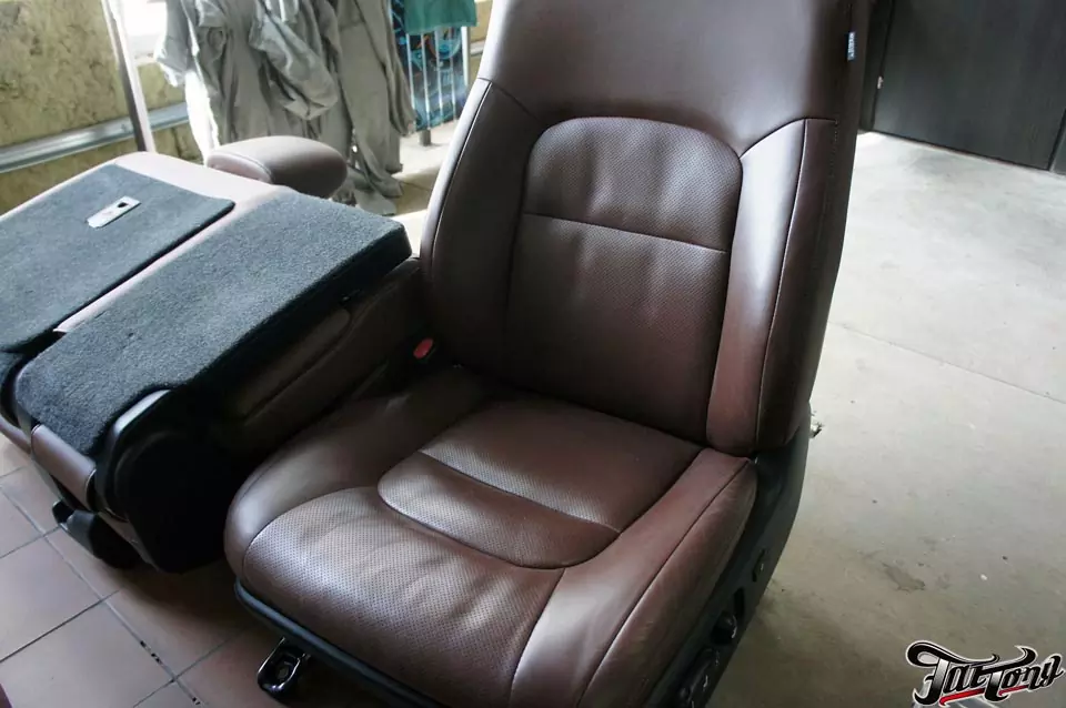 Toyota LC200. Замена центральных частей сидений на алькантару с нашей фирменной перфорацией, с целью сохранения функции обдува! Шумоизоляция дверей и окрас центральной консоли в рояльный лак!